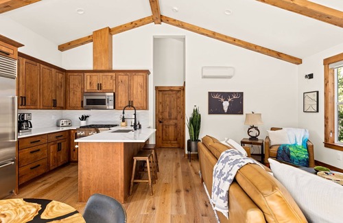 Government Camp Casa | 2 Homes Sleeps 22 Sauna Hot Tub Fire Pit