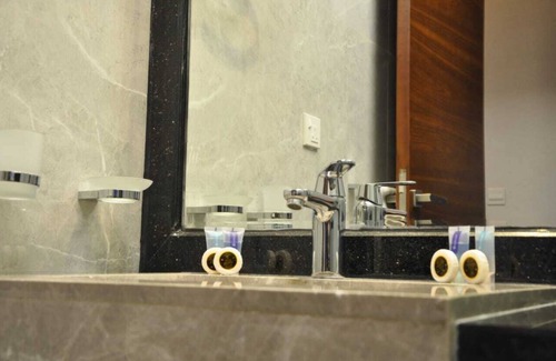 Mecca Apartamento | 2 Hotel Suites in Tranquil Makkah with AC