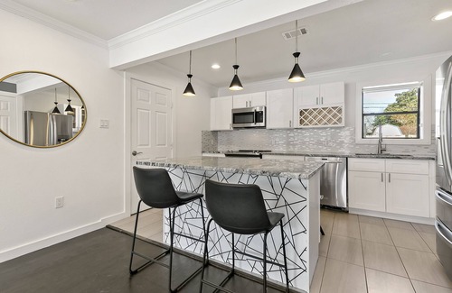 Garden Oaks Casa | 2 Houses~Family Oasis~Cinema & Private Garden