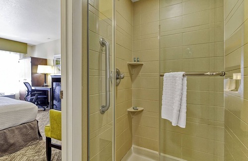 Florida Central Atlantic Coast Hotel | 2 Incredible Rooms Available! Close to International Drive, Free Parking, Pool