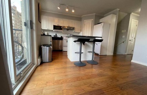 Connaught Apartamento | 2 K-beds; 2 baths, Downtown; Parking; Pet friendly