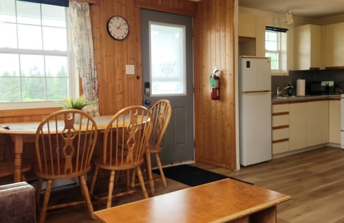 Boularderie Cabina | 2 king BD Full kitchen Large outdoor space | Unit 8 @ The Great Cabot Lodge