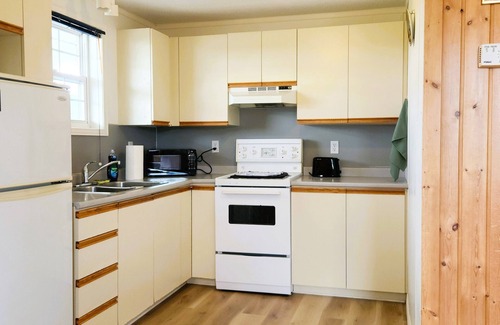 Boularderie Cabina | 2 king BD Full kitchen Large outdoor space | Unit 8 @ The Great Cabot Lodge