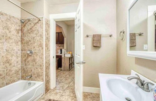 Tower District Apartamento | 2 King Beds! Fantastic Stylish Bungalow home!