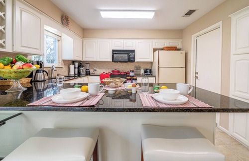 San Marcos Casa | 2 King Beds in Relaxing Oasis in Texas Hill Country - Free Wi-Fi, Parking, Snack
