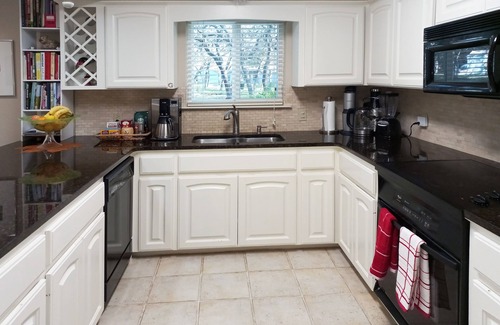 San Marcos Casa | 2 King Beds in Relaxing Oasis in Texas Hill Country - Free Wi-Fi, Parking, Snack