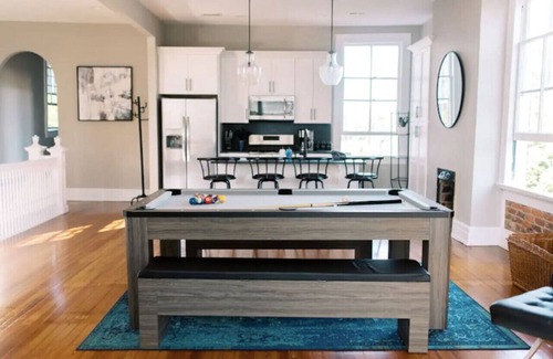 Court House Hill Casa | 2 King Beds - Pool Table, Heart of Downtown LYH