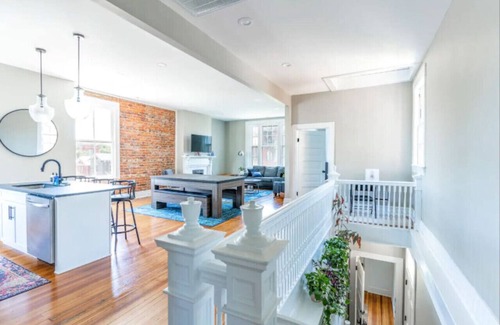 Court House Hill Casa | 2 King Beds - Pool Table, Heart of Downtown LYH