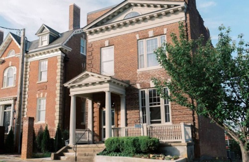 Court House Hill Casa | 2 King Beds - Pool Table, Heart of Downtown LYH