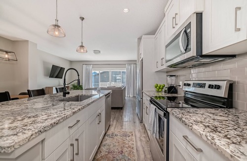 Southeast Calgary Casa | 3+1Bedroom Southeast KingBed Pet Friendly Free-Parking WIFI Sleeps 10Fenced Yard