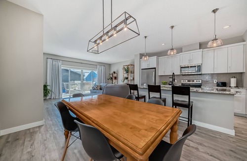 Southeast Calgary Casa | 3+1Bedroom Southeast KingBed Pet Friendly Free-Parking WIFI Sleeps 10Fenced Yard