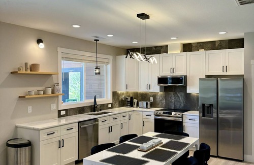 Leicester Casa | 2 King Sized Master BR Suit - 13 Min to Downtown - West Asheville