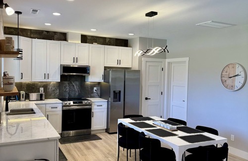 Leicester Casa | 2 King Sized Master BR Suit - 13 Min to Downtown - West Asheville