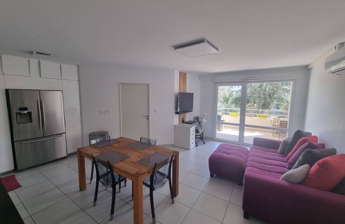 La Ciotat Apartamento | 2 kms from the beach! Quiet apartment in recent, secure residence.
