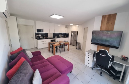 La Ciotat Apartamento | 2 kms from the beach! Quiet apartment in recent, secure residence.
