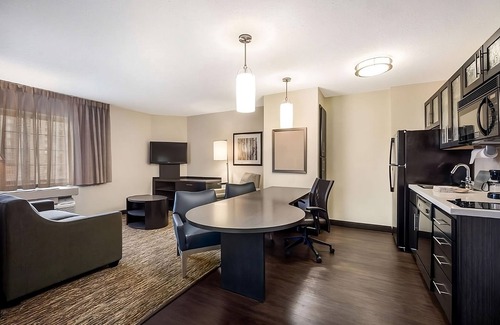 Warren Apartamento | 2 Large Suites with Private Kitchens! Pets Allowed! Near the Downtown Royal Oak!