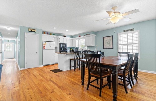 Tranquil Harbour Cabaña | 2 Lil' OKI's / 223 NE 60th Street - Coastal Vacation Resorts