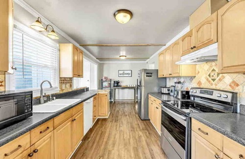 Greensboro Casa | Amber · Greensboro Get-together: K bed, Secret Room, 2 LR