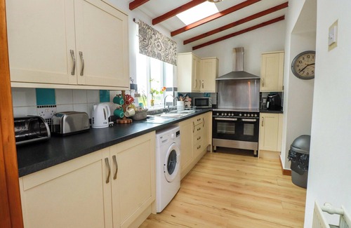 Ty Croes Cabaña | 2 LLAINWEN, pet friendly, with hot tub in Rhosneigr