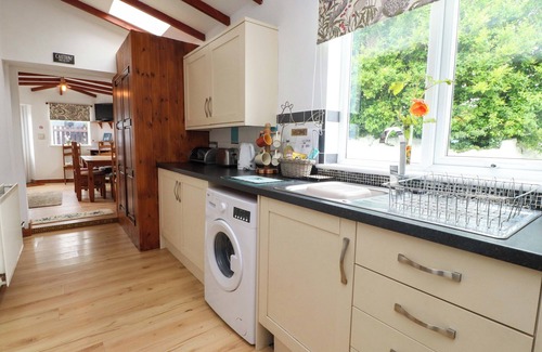 Ty Croes Cabaña | 2 LLAINWEN, pet friendly, with hot tub in Rhosneigr