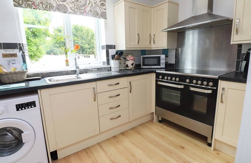 Ty Croes Cabaña | 2 LLAINWEN, pet friendly, with hot tub in Rhosneigr