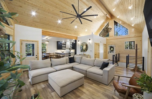 Duck Creek Village Cabina | 2 Lodges for Families, Friends & Weddings