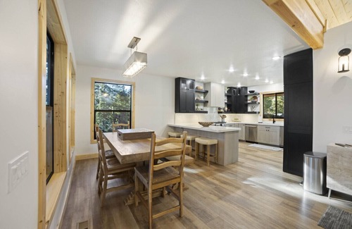 Duck Creek Village Cabina | 2 Lodges for Families, Friends & Weddings