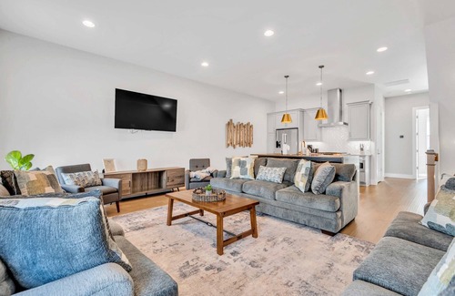 Hadley - Washington Casa | 2 Massive Nashville Homes - Stunning Downtown View