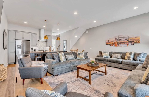 Hadley - Washington Casa | 2 Massive Nashville Homes - Stunning Downtown View