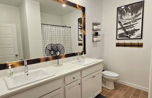 Hanford Casa | 2 Master Suites/Spacious 5-bedroom house with AC, WiFi in enchanting Hanford