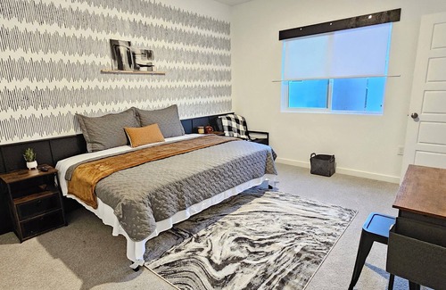 Hanford Casa | 2 Master Suites/Spacious 5-bedroom house with AC, WiFi in enchanting Hanford