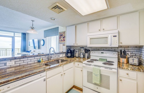 Crescent Beach Condominio | 2 Mi to Barefoot Landing: Condo w/ Beach Access!