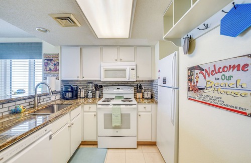 Crescent Beach Condominio | 2 Mi to Barefoot Landing: Condo w/ Beach Access!