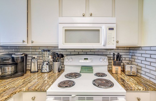 Crescent Beach Condominio | 2 Mi to Barefoot Landing: Condo w/ Beach Access!