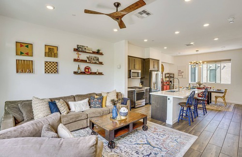 Central San Pedro Casa | 2 Mi to Beach: Luxe LA-Area Townhome w/Balcony