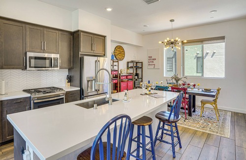 Central San Pedro Casa | 2 Mi to Beach: Luxe LA-Area Townhome w/Balcony