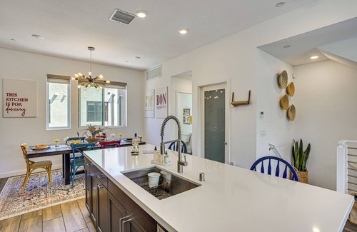 Central San Pedro Casa | 2 Mi to Beach: Luxe LA-Area Townhome w/Balcony
