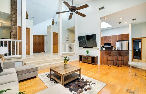 Temple Crest Casa | 2 Mi to Busch Gardens: Retreat in Scenic Community
