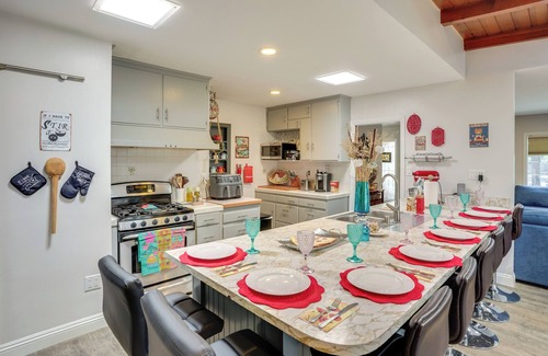 Harbor Casa | 2 Mi to Cal State Long Beach: Bungalow w/ Hot Tub!