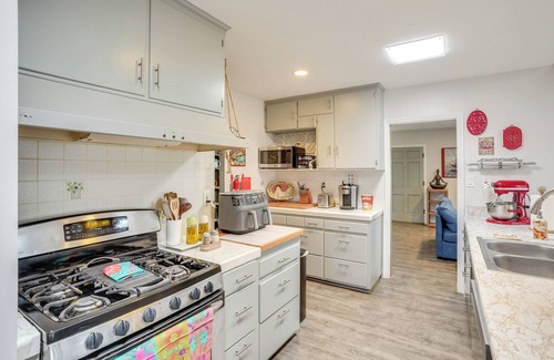 Harbor Casa | 2 Mi to Cal State Long Beach: Bungalow w/ Hot Tub!