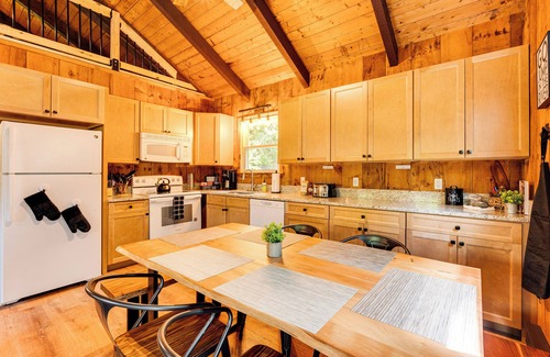 Conway Cabina | 2 Mi to Conway: Cozy Cabin w/ Grill & Yard!