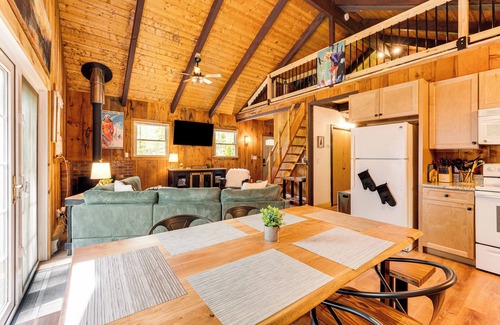 Conway Cabina | 2 Mi to Conway: Cozy Cabin w/ Grill & Yard!