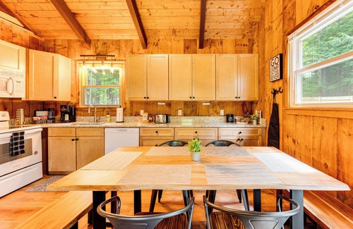 Conway Cabina | 2 Mi to Conway: Cozy Cabin w/ Grill & Yard!