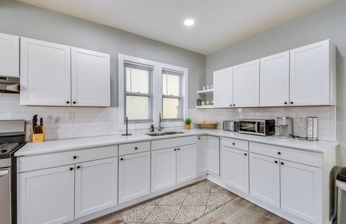 Syracuse Apartamento | 2 Mi to Dtwn: Syracuse Gem w/ Screened Porch