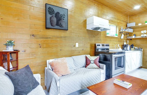 Brownsville Cabaña | 2 Mi to Family Attractions: Brownsville Cottage!