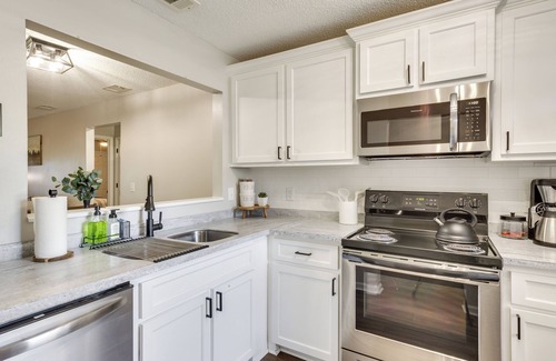 Hinesville Condominio | 2 Mi to Fort Stewart: Modern Hinesville Haven