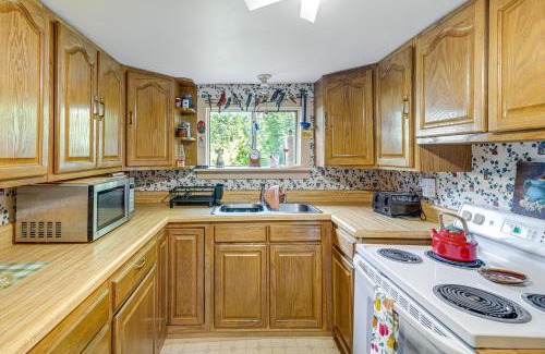 Fayetteville Casa | 2 Mi to Hiking Trails Cozy Fayetteville Cottage!