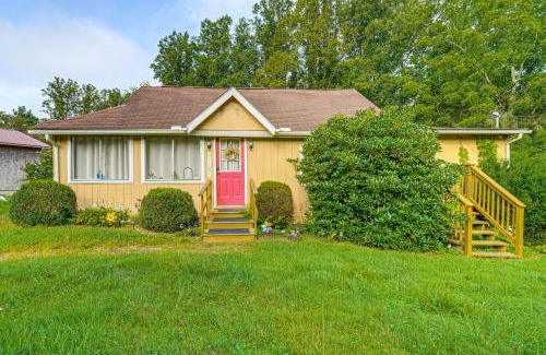 Fayetteville Casa | 2 Mi to Hiking Trails Cozy Fayetteville Cottage!