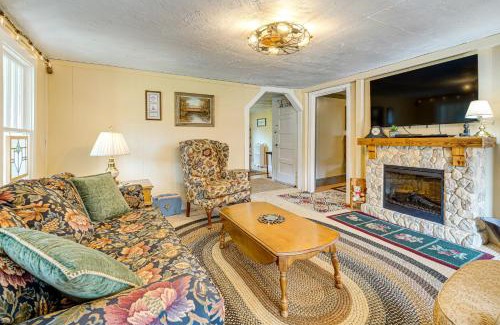 Fayetteville Casa | 2 Mi to Hiking Trails Cozy Fayetteville Cottage!