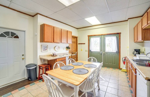 Eben Junction Apartamento | 2 Mi to Ice Caves: Pet-Friendly Eben Junction Apt